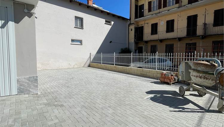 cortile posti auto